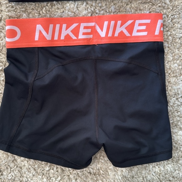 Nike bra and biker short set - Picture 4 of 4